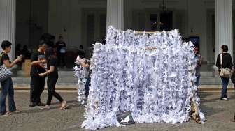 Warga memasang origami burung di Balai Kota, Jakarta, Sabtu (27/5).