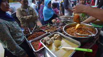 Pasar Takjil Benhil, Jakarta, Sabtu (27/5).