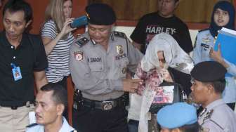 Warga Australia, Schapelle Leigh Corby dikawal petugas balai pemasyarakatan dan polisi saat melapor terakhir kali di Balai Pemasyarakatan Denpasar, Sabtu (27/5).