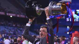 Pelatih Barcelona Luis Enrique mengangkat trofi Piala Raja [AFP]