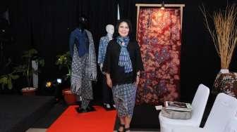 Nita Kenzo Lestarikan Batik Indigo hingga Curi Perhatian di Eropa