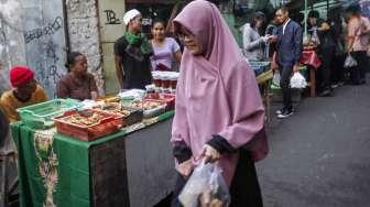 Warga dan para karyawan membeli makanan atau takjil untuk berbuka puasa di kawasan Kebon Kacang, Jakarta, Senin (29/5).