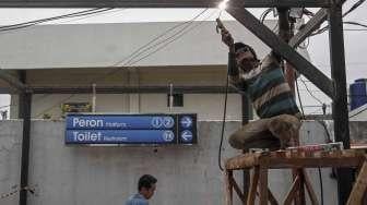 Pekerja menyelesaikan renovasi stasiun Klender Jakarta, Minggu (28/5).