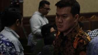 Tersangka Andi Agustinus atau Andi Narogong memberikan kesaksian dalam sidang kasus korupsi KTP Elektronik (e-KTP) dengan terdakwa Irman dan Sugiharto di Pengadilan Tipikor, Jakarta Pusat, Senin (29/5).