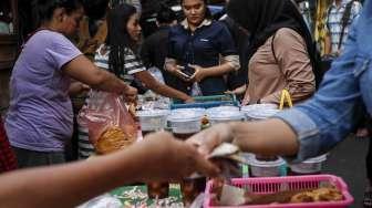 Warga dan para karyawan membeli makanan atau takjil untuk berbuka puasa di kawasan Kebon Kacang, Jakarta, Senin (29/5).