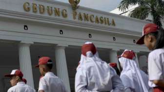 Persiapan peringatan Hari Lahir Pancasila di Gedung Pancasila, Kementerian Luar Negeri, Jakarta, Selasa (30/5).