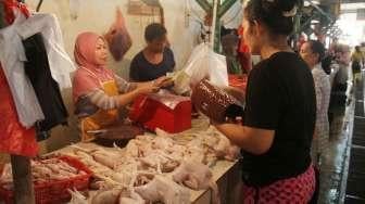 Pedagang ayam potong di los daging, Pasar Rumput, Selasa (30/5).