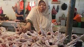 Pedagang ayam potong di los daging, Pasar Rumput, Selasa (30/5).