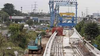 Proyek Light Rail Transit (LRT) di Jakarta, Selasa (30/5).