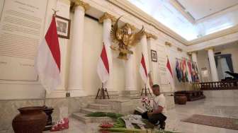 Persiapan peringatan Hari Lahir Pancasila di Gedung Pancasila, Kementerian Luar Negeri, Jakarta, Selasa (30/5).