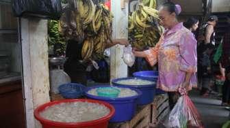 Pedagang buah kolang kaling di Pasar Rumput, Jakarta, Selasa (30/5).