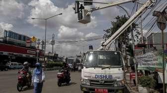 Petugas memperbaiki rambu lampu lalu lintas di kawasan Otista, Jakarta, Rabu (31/5).