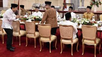 Presiden Joko Widodo bersama pimpinan lembaga tinggi negara saat buka puasa bersama di Istana Negara, Jakarta, Selasa (30/5).