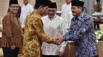 Presiden Joko Widodo bersama pimpinan lembaga tinggi negara saat buka puasa bersama di Istana Negara, Jakarta, Selasa (30/5).