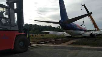 Pesawat Sriwijaya Air jenis Boeing 737-300 dengan nomor penerbangan SJ 570 tergelincir keluar landasan pacu di Bandara Rendani Manokwari, Papua Barat, Rabu (31/5).