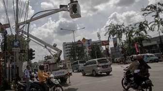 Petugas memperbaiki rambu lampu lalu lintas di kawasan Otista, Jakarta, Rabu (31/5).