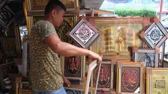 Pedagang kaligrafi dan lukisan di kawasan Pasar Baru, Jakarta , Rabu (31/5).