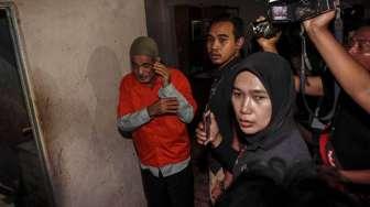 Penggeladahan di sebuah bangunan rumah yang diduga tempat penampungan sementara Tenaga Kerja Indonesia  (TKI) Ilegal di kawasan Percetakan Negara, Jakarta, Rabu (31/5).