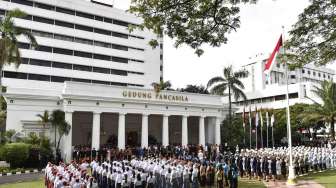 Suasana upacara peringatan Hari Lahir Pancasila di halaman Gedung Pancasila Kementerian Luar Negeri, Jakarta, Kamis (1/6).