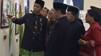 Presiden Joko Widodo (kiri) bersama Wakil Presiden Jusuf Kalla (kedua kanan) dan Menteri Luar Negeri Retno Marsudi (kanan) melihat pameran arsip naskah dan foto dokumentasi pada peringatan Hari Lahir Pancasila di halaman Gedung Pancasila Kementerian Luar Negeri, Jakarta, Kamis (1/6).