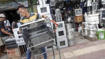 Pedagang alat pemanggang kue dan peralatan memasak di kawasan Jalan Dewi Sartika, Cawang, Jakarta, Kamis (1/6).