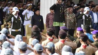 Presiden Joko Widodo (tengah) memimpin upacara peringatan Hari Lahir Pancasila di halaman Gedung Pancasila Kementerian Luar Negeri, Jakarta, Kamis (1/6). 