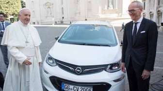 Paus Fransiskus Dihadiahi Mobil Listrik Opel Ampera-e