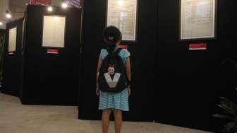 Pengunjung yang juga terdiri dari anak-anak melihat koleksi naskah di pameran lahirnya Pancasila di Museum Nasional, Jakarta, Sabtu (3/6/2017). [Suara.com/Oke Atmaja]