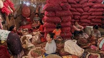 Bawang merah Rp 32.000 per kilo yang sebelumnya Rp26.000 per kilogram nya, bawang putih Rp 40.000 per kilo. Sedangkan harga cabai justru tidak mengalami kenaikan, seperti cabai kriting Rp 28.000 perkilogram.