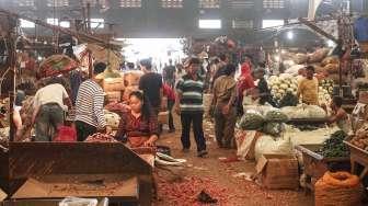 Bawang merah Rp 32.000 per kilo yang sebelumnya Rp26.000 per kilogram nya, bawang putih Rp 40.000 per kilo. Sedangkan harga cabai justru tidak mengalami kenaikan, seperti cabai kriting Rp 28.000 perkilogram.