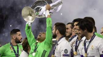 Pelatih, pemain dan staff Real Madrid rayakan keberhasilan tim mempertahankan gelar juara Liga Champions usai mengalahkan Juventus di babak final [AFP]