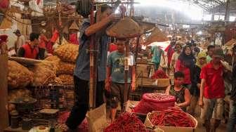 Bawang merah Rp 32.000 per kilo yang sebelumnya Rp26.000 per kilogram nya, bawang putih Rp 40.000 per kilo. Sedangkan harga cabai justru tidak mengalami kenaikan, seperti cabai kriting Rp 28.000 perkilogram.