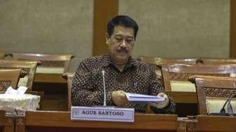 Uji kepatutan dan kelayakan calon Ketua Dewan Komisioner Otoritas Jasa Keuangan (OJK) di Komisi XI DPR, Kompleks Parlemen, Senayan, Jakarta, Senin (5/6).