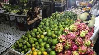 Pedagang buah segar di Pasar  Grogol, Jakarta, Minggu (4/6).