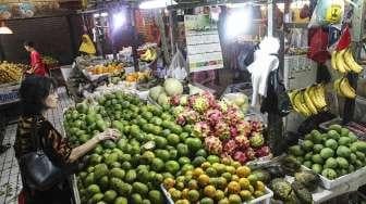 Pedagang buah segar di Pasar  Grogol, Jakarta, Minggu (4/6).