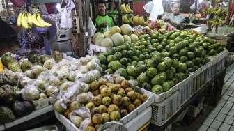 Pedagang buah segar di Pasar  Grogol, Jakarta, Minggu (4/6).