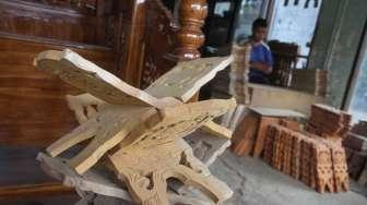 Pekerja menyelesaikan pembuatan rekal Al Quran atau tatakan untuk membaca Al Quran di kawasan Klender, Jakarta, Selasa (6/6).