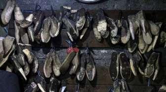 Industri sepatu rumahan di kawasan Setia Budi, Jakarta, Selasa (6/6).