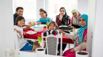 Bingung Mengajarkan Anak Puasa? Coba Cara Ini
