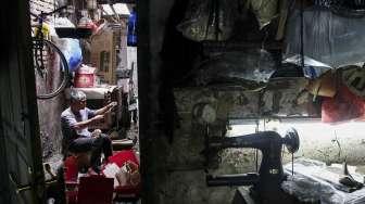 Industri sepatu rumahan di kawasan Setia Budi, Jakarta, Selasa (6/6).