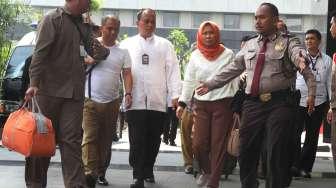 Petugas KPK membawa Ketua Komisi B DPRD Jatim Mochamad Basuki yang terjaring Operasi Tangkap Tangan (OTT) ke Gedung KPK, Jakarta, Selasa (6/6).