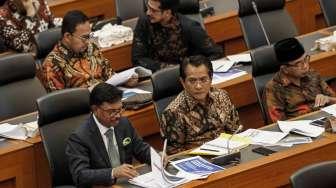 Menteri Keuangan Sri Mulyani bersama dengan Menteri PPN/Kepala Bappenas Bambang Brodjonegoro dan Gubernur BI Agus Martowardojo mengikuti rapat dengan Badan Anggaran DPR RI di kompleks Senayan, Jakarta, Selasa (6/6).
