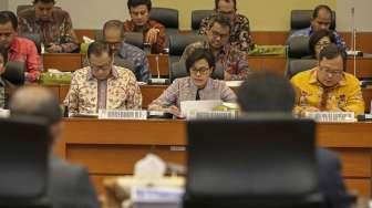 Menteri Keuangan Sri Mulyani bersama dengan Menteri PPN/Kepala Bappenas Bambang Brodjonegoro dan Gubernur BI Agus Martowardojo mengikuti rapat dengan Badan Anggaran DPR RI di kompleks Senayan, Jakarta, Selasa (6/6).