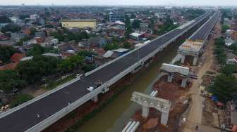 Proyek pembangunan tol Bekasi-Cawang-Kampung Melayu (Becakayu) di Cipinang Melayu, Jakarta, Selasa (6/6).