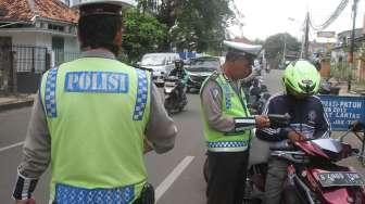 Polres Jakarta Timur menggelar razia di kawasan Jatinegara, Jakarta, Selasa (6/6).