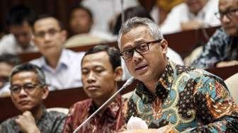 Ketua dan Komisioner KPU RI Arief Budiman, Ketua Bawaslu RI Abhan dan perwakilan dari Dirjen Otonomi Daerah (Otda) Kemendagri menggelar Rapat Dengar Pendapat (RDP) dengan Komisi II DPR RI di Kompleks Parlemen, Senayan, Jakarta, Selasa (6/6).
