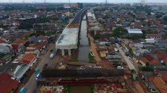 Proyek pembangunan tol Bekasi-Cawang-Kampung Melayu (Becakayu) di Cipinang Melayu, Jakarta, Selasa (6/6).