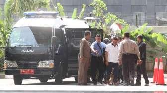 Petugas KPK membawa Ketua Komisi B DPRD Jatim Mochamad Basuki yang terjaring Operasi Tangkap Tangan (OTT) ke Gedung KPK, Jakarta, Selasa (6/6).