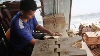 Pekerja menyelesaikan pembuatan rekal Al Quran atau tatakan untuk membaca Al Quran di kawasan Klender, Jakarta, Selasa (6/6).