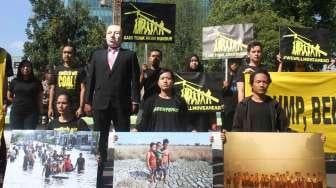 Aktivis Greenpeace Indonesia berunjuk rasa di depan Kedutaan Besar Amerika Serikat, Jakarta, Rabu (7/6).